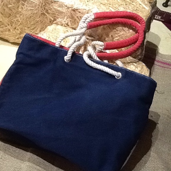 Tommy Hilfiger Tote. Excellent Condition! - Picture 4 of 4
